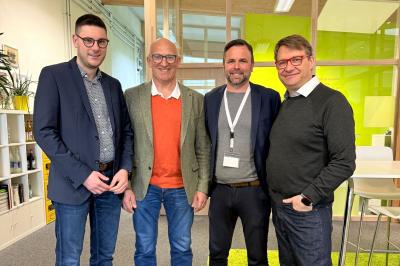 Landratskandidat Michael Dinkelmeier, Landtagsabgeordneter Anton Rittel, Matthias Lechner und Geschäftsführer Hans-Joachim Meinert im Austausch
