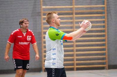 Auch ohne den etatmäßigen Kreisläufer Dominik Grob (am Ball) musste die erste Herrenmannschaft der Handballer aus Bäumenheim eine deutliche Niederlage hinnehmen.