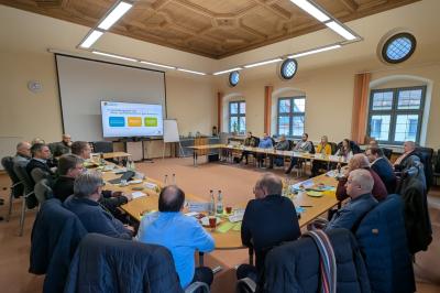 Mit dem neu geschaffenen Netzwerk kommunaler Klimaschutz rückt die Stabstelle Kreisentwicklung und Nachhaltigkeit mit 13 teilnehmenden Kommunen und zwei Verwaltungsgemeinschaften den Klimaschutz weiter in den Fokus. 