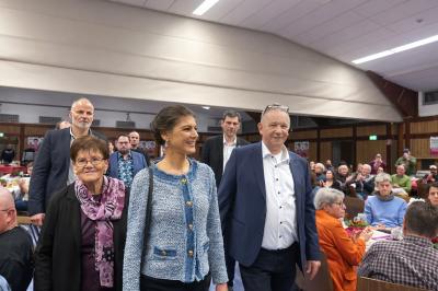 Sahra Wagenknecht war am 26. Februar 2026 auf Einladung von Manfred Seel (rechts) nach Bäumenheim gekommen. 