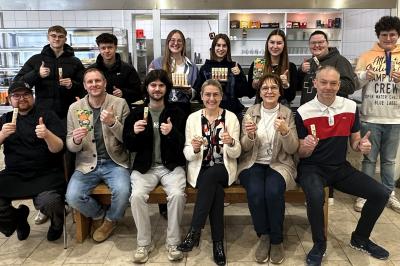 Verbindungslehrer Tom Bamberger und Uwe Schmid flankieren mit Azubis die Schulleiterin Anja Behnke und die Fachbetreuerin Religion, Birgit Keitel