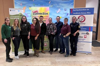 Auf dem Bild zu sehen v.l.n.r.: Elisabeth Marx (Landratsamt Donau-Ries); Isabella Ott (Landratsamt Donau-Ries); Anja Masuch (Landratsamt Donau-Ries); Dilara Duman (Caritas Suchtfachambulanz Donau-Ries); Niels Pruin (Caritas Suchtfachambulanz Donau-Ries); Martina Nagler (Landratsamt Donau-Ries); Stefan Graßl (Landratsamt Donau-Ries); Birgit Baier (Notärztin); Sabrina Trieb (Polizeiinspektion Donau-Ries); 