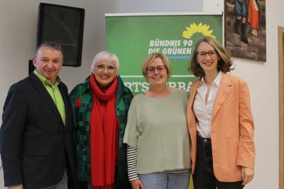 Das Bild zeigt v. l. Albert Riedelsheimer, Claudia Roth, Bärbel Stahl und Eva Lettenbauer. 