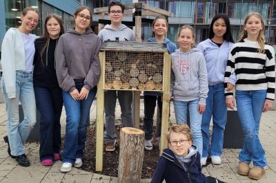 Die Schüler der AG Klimaschule des THG mit ihrem Insektenhotel für den Natur-Lehrpfad am neuen Recyclinghof des AWV.