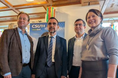 Auf dem Bild zu sehen (von links): Wolfgang Fackler MdL, Klaus Holetschek MdL, Manuel Paula (Bürgermeisterkandidat), Claudia Marb (Landratskandidatin). 