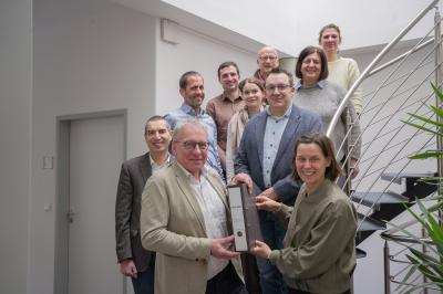 Manfred Steger (Lebenshilfe Donau-Ries) und Doreen Paus (Stiftung Sankt Johannes). Weiterhin auf dem Foto zweite Reihe v.l.n.r. Arthur Lettenbauer (BRK), Branko Schäpers (Caritas), dritte Reihe: Johannes Beck (Diakonie), Christian Trollmann (Landratsamt Donau-Ries), Luisa Eder (Diakonie), Andrea Beranek (Diakoneo) und vierte Reihe: Martin Heilingbrunner (BRK) und Judith Feige (Lebenshilfe Donau-Ries). 