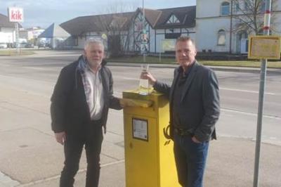 Johannes Thum (l.) und Matthias Fritzsche beim Einwurf der gesammelten Unterschriften.