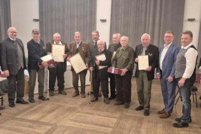 Vorstand des Jagdverbandes Donauwörth, LR Rößle mit den geehrten 60, 65 und 70-jährigen Jubilaren.