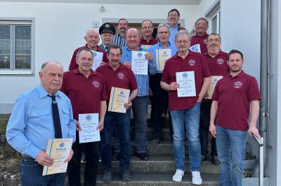 Die Geehrten (von links): Dieter Ollmann, Friedrich Schabert, Friedrich Thum, BKVVertreter, Karl Wiedenmann, Friedrich Wunder, Werner Wunder, Manfred Eberhardt, Karl-Heinz Weidner, Hans Schwarz, Bürgermeister Andreas Bruckmeier, Manfred Thum, Erwin Schabert, Werner Erhardt, 1. Vorstand Matthias Wunder. Leider verhindert waren Harald Eberle, Hermann Schröppel und Johann Wunder.