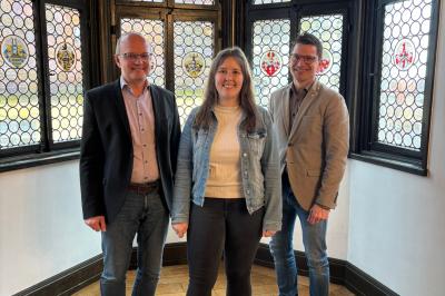 Bei einer kleinen Feierstunde im Nördlinger Rathaus gratulierten Oberbürgermeister David Wittner (rechts im Bild) und Stadtkämmerer Bernhard Kugler Anna Lang zur erfolgreich bestandenen Prüfung zur Verwaltungsfachwirtin (BVS).