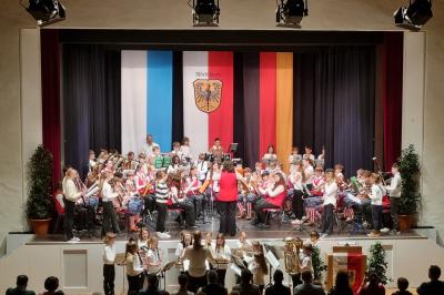 Die Bläserklassen sowie das Vororchester der Knaben- und Stadtkapelle präsentierten beim Frühlingskonzert im voll besetzten Stadtsaal Klösterle ein abwechslungsreiches Programm und erhielten dafür großen Applaus vom Publikum.