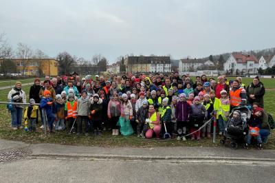 Mit Handschuhen und Müllsäcken im Einsatz: Zahlreiche Freiwillige machten Nördlingen bei der Flursäuberungsaktion 2026 wieder ein Stück sauberer.