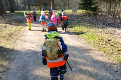 Die Kinder des BRK-Waldkindergartens „Lechfasane“ in Rain unterwegs bei der Flursäuberungsaktion des AWV.