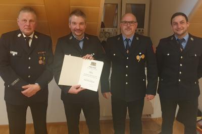 V.l.n.r.: Kreisbrandmeister Xaver Berchtenbreiter, Kassier Phillipp Starz, 1. Kommandant Andreas Boser, 1. Vorstand Dominik Blank