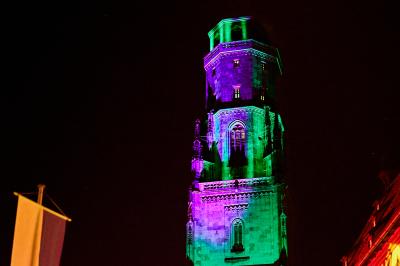 Das Bild zeigt das Wahrzeichen Nördlingens, den „Daniel“, der beim Rundum Kultur Kulturfestival 2024 erstmals mit einem Lichtkunstprojekt illuminiert wurde.