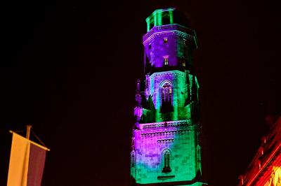 Das Bild zeigt das Wahrzeichen Nördlingens, den „Daniel“, der beim Rundum Kultur Kulturfestival 2024 erstmals mit einem Lichtkunstprojekt illuminiert wurde.