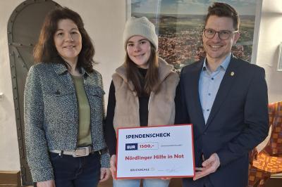 Spende statt Präsente: Simone und Ramona Gerstmeyr von der Bruckmühle Nähermemmingen übergeben an Oberbürgermeister David Wittner 1.500 Euro für die Stiftung „Nördlinger Hilfe in Not“ und setzen damit ein Zeichen für regionale Solidarität.