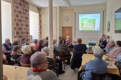 Großes Interesse am „DoRies-Mobil“: Jürgen Konofski vom Landratsamt Donau-Ries informierte in der Seniorenbegegnungsstätte in der Polizeigasse über das flexible Mobilitätsangebot. Rund 50 Besucherinnen und Besucher verfolgten den Vortrag aufmerksam und nutzten die Gelegenheit für Fragen.