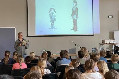 Silke Schellhammer bei der Lesung in Harburg.