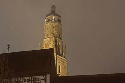 In Nördlingen wird zur  Earth Hour die Beleuchtung am Daniel abgeschaltet.