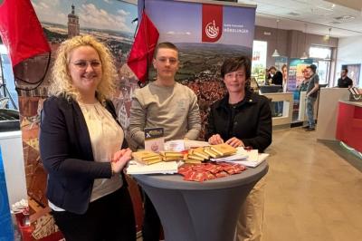 Informationsaustausch auf Augenhöhe: Am Stand der Stadt Nördlingen informierten sich zahlreiche Schülerinnen und Schüler über Ausbildungs- und Praktikumsmöglichkeiten und nutzten die Gelegenheit zum persönlichen Gespräch mit Vertreterinnen und Vertretern der Stadtverwaltung.