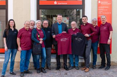 Die Fotofreunde Harburg mit Franz-Xaver Bach (5.v.r.) von der Sparkasse und Bürgermeister Christoph Schmidt (3.v.r.) bei der offiziellen Übergabe der Poloshirts.