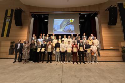 Sämtliche Freigesprochenen mit den Ehrengästen