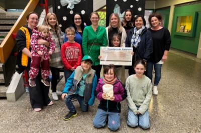 Die Schulleiterin Birgit Heindl (rechts stehend) neben der 1. Vorsitzenden Rosmarie Schweyer von Glühwürmchen e.V. (Zweite von rechts) und einem Teil des Elternbeirats sowie Schulkindern der Graf Heinrich-Grundschule Kaisheim.