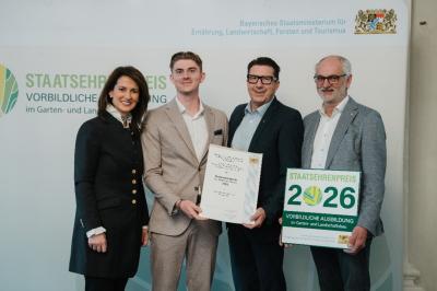 Auszeichnung der Firma Bullinger Gartengestaltung mit dem Staatsehrenpreis für vorbildliche Ausbildung im Garten- und Landschaftsbau 2026. V.l.: Staatsministerin Michaela Kaniber, Johannes Bullinger, Geschäftsführer Josef Bullinger und Dietmar Lindner, Präsident des VGL Bayern.