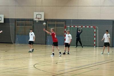 VSC-Jugendhandballer sichern sich mit 46:41-Sieg gegen Schrobenhausen einen starken Saisonabschluss.