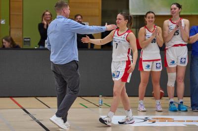 Nördlingens Coach Nico Kuusi (l.)  war es vorbehalten, seine Spielführerin Laura Schinkel (M.) mit bewegenden Worten zu verabschieden. Im Hintergrund applaudieren Sam Ashby (2.v.r.) und Natalie Kucowski. Auch der sportliche Leiter der Eigner Angels, Martin Fürleger, wurde von Kuusi im Namen der Mannschaft mit einer sehr persönlichen Ansprache und großem Applaus von allen Seiten verabschiedet.