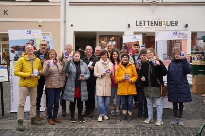 (v.l.n.r): Stadträte Wolfgang Goschenhofer, Thomas Mittring und Gabriele Fograscher, Bezirksrat Peter Schiele, Irene Hilz, Aufsichtsrat Erwin Seiler, Manfred Steger, 3. Bürgermesiterin Gudrun Löffler-Gebert, Aufsichtsrat Johann Kechele, Vanessa Stumpf vom Modegeschäft Lettenbauer, Irene Rau Aufsichtsrat, Florian Strasser,  Sigrid Herzog, Natalie Schlicker, Kornelia Brüske