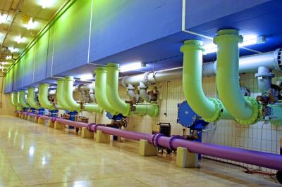 Im Wasserwerk in Genderkingen sind die Leitungen, durch die das Rohwasser und das Reinwasser fließt farblich abgegrenzt.