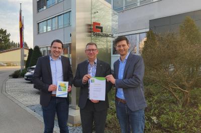 Von links: Moritz Ückert, COO Grenzebach Gruppe, Stefan Rössle, Landrat Donau-Ries, Daniel Kornreiter, Manager Sustainability & Quality Grenzebach Gruppe 