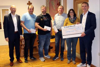 Zum 125-jährigen Jubiläum der Genossenschaft in Herblingen überreichte die Raiffeisen-Volksbank Ries Spenden von jeweils 250 Euro an die örtlichen Vereine. Unser Bild zeigt (von links): Stv. Vorstandsvorsitzender Dr. Walter Greiner, Benedikt Stelzle (FFW Herblingen), Uwe Kirchenbaur (Krieger- und Veteranenverein Herblingen), Roman Leister (SpVgg Herblingen-Hochaltingen), Annette Lechner (Kirchenchor Herblingen-Hochaltingen).