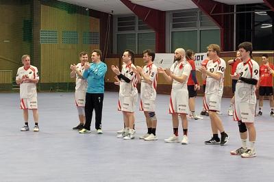 Die zweite Herrenmannschaft verabschiedete sich beim letzten Heimspiel der Saison mit einer engagierten Leistung von den Fans in der Schmutterhalle.