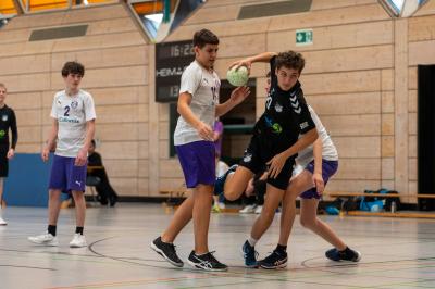 Die männliche C-Jugend (mit Jonas Naumann am Ball) zeigte in den vergangenen Wochen großartige Leistungen und muss zum Saisonabschluss noch einmal auswärts ran.