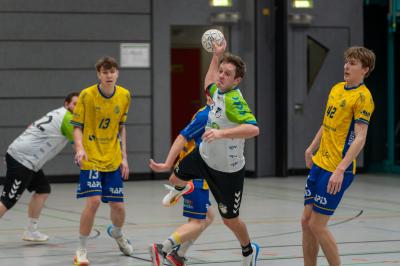 Spielmacher Jago Heinisch (am Ball) verletzte sich nach einem harten Einsteigen des Gegenspielers und musste zur weiteren Untersuchung ins Krankenhaus gebracht werden.