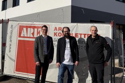 v.l.n.r.: Oberbürgermeister David Wittner, Christoph Arlt und Dachdeckermeister Günter Otto