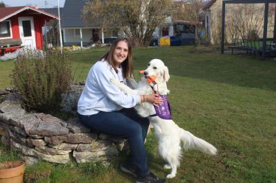 Der Golden Retriever Foxy ist mittlerweile ein fester Bestandteil im Leben von Natascha Weidenauer.