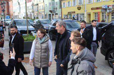 Der bayerische Ministerpräsident Dr. Markus Söder und Claudia Marb in Donauwörth.