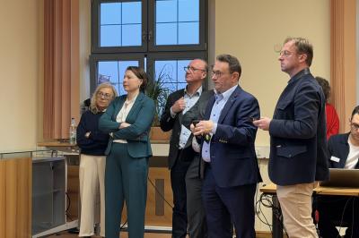 Die CSU-Verantwortlichen um Claudia Marb schauen versteinert auf die ersten Zwischenergebnisse.