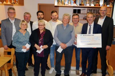 Simon Rupprecht, Regionalleiter Wemding (links), und Vorstand Bernd Frisch (rechts) mit den Vertreterinnen und Vertretern der Amerbacher Vereine.