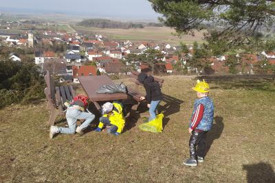 Engagierte Müllsammler im Geotop Kalvarienberg Huisheim-Gosheim