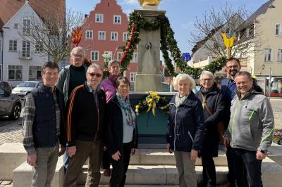 (v. l. n. r.): Klaus Fischer (1. v. l. Vorsitzender Gewerbeverband Wemding), Ernst Rosenwirth (1. v. r. Vorstand OGV Wemding) und Bürgermeister Dr. Martin Drexler (2. v. r.) freuen sich mit den Ehrenamtlichen