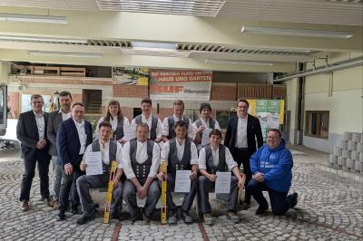 Stehend v.l.n.r.: Dr. Michael Kögl (Geschäftsführer LBB Schwaben), Josef Leberle (Ausbildungsleiter Bauinnung Nordschwaben), MdB Ulrich Lange, Rebecca Kraus,  Michael Hausmann, Jan Binder, Kajetan Nettekoven, Wolfram Uhl (Obermeister Bauinnung Nordschwaben) Sitzend v.l.n.r.: Max Baumhauer, Andreas Klopfer (Straßenbau-Ausbilder Bauinnung Nordschwaben), Elias Mack, Jakob Müller, Christoph Schweyer (Geschäftsführer Bauinnung Nordschwaben).