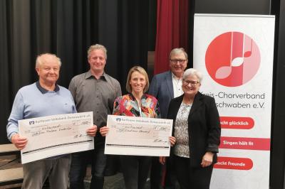 Die Kinder- und Jugendchöre des Kreis-Chorverbandes Nordschwaben e.V. erhielten in diesem Jahr einen Zuschuss für die Chorarbeit von jeweils 1000,- Euro. Die Spendenübergabe erfolgte an den Vorsitzenden des Liederkranzes Monheim und die Chorleiterin des Jugendchores Cantiamo Oberndorf: (von links nach rechts): Dieter Hitzler (Vorsitzender Liederkranz Monheim), Oliver Hertle (2. Vorsitzender KCV Nordschwaben) Anne-Kathrin Abel (Chorleiterin Cantiamo Oberndorf), Peter Müller (Kreis-Chorleiter), Marion Schauer
