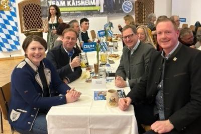 Beim Starkbieranstich der CSU Kaisheim gaben sich auch Claudia Marb (l.) und Wolfgang Fackler (2.v.l.) die Ehre.