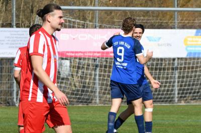 Dennis Lechner beglückwünscht Fatlum Talla nach seinem Treffer