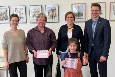 Auf dem Bild von links nach rechts: Bibliotheksleiterin Kathrin Häffner, Marion Chevalier, Anne-Kathrin Schäfer mit Mathilda Schäfer, Oberbürgermeister David Wittner